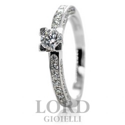 Anello Donna Solitario in Oro Bianco con Diamante Centrale ct. 0.31 G VS e Sgriffatura sul Gambo ct.0.45- Giorgio Visconti